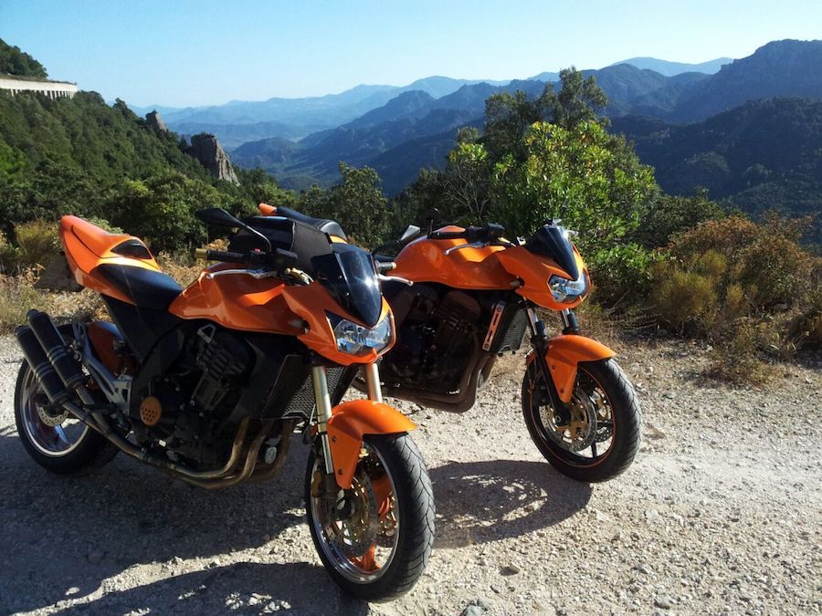Kawasaki Z1000 und Z750 in den Bergen von Sardinien