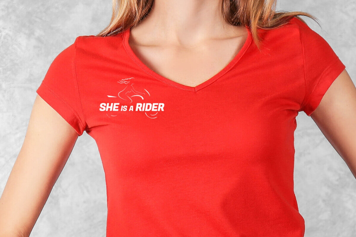 Gewinne eines der exklusiven roten T-Shirts von SHE is a RIDER. Das T-Shirt für die moderne Motorradfahrerin. Mehr Geschenke findest du im Adventskalender.