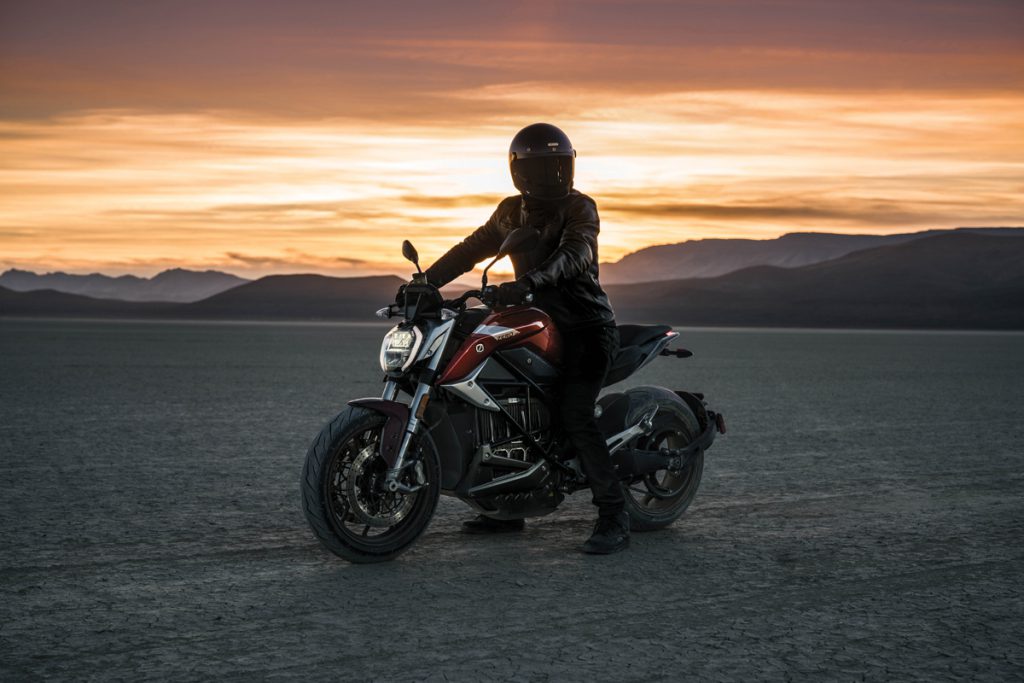 Zero-SRF-Ebike-Motorrad-Wüste-Sonnenuntergang