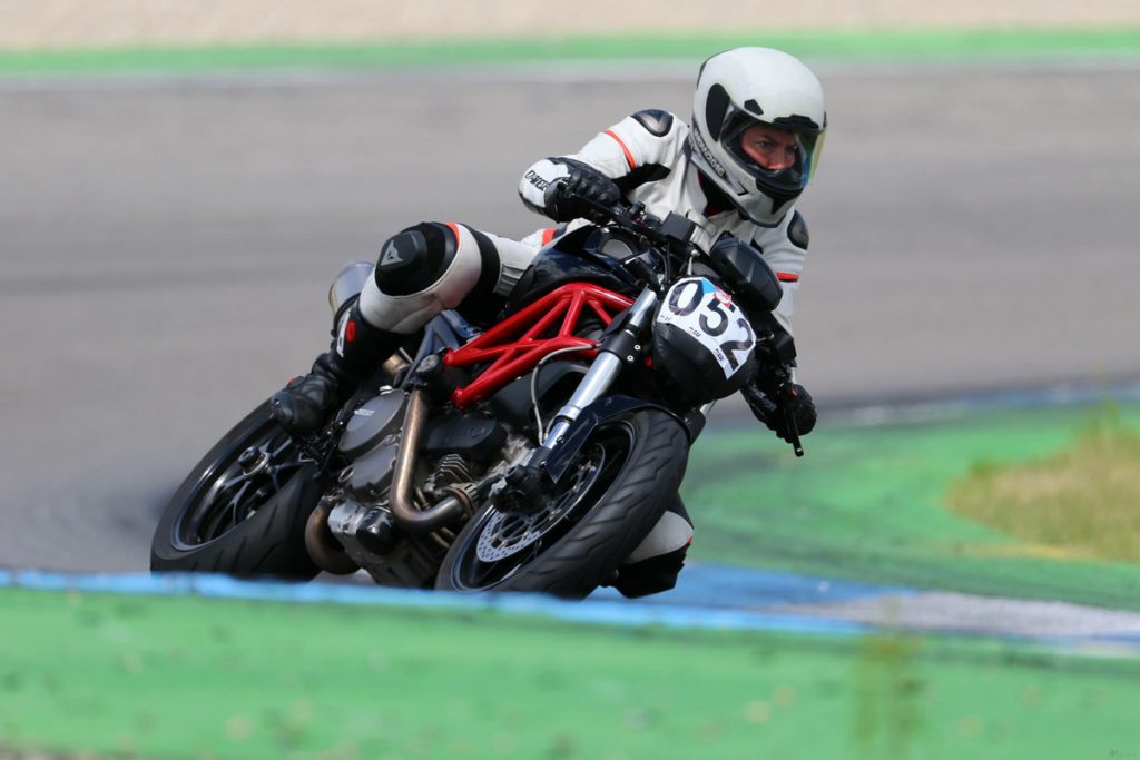 Ducati-Monster-Rennstrecke-SHE-is-a-RIDER