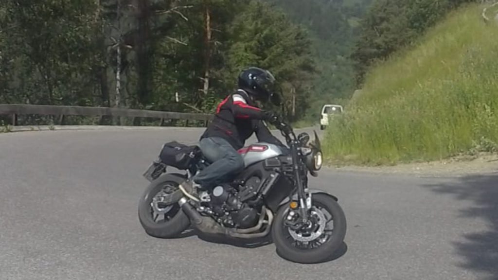 Motorradfahren-Kurve-Yamaha