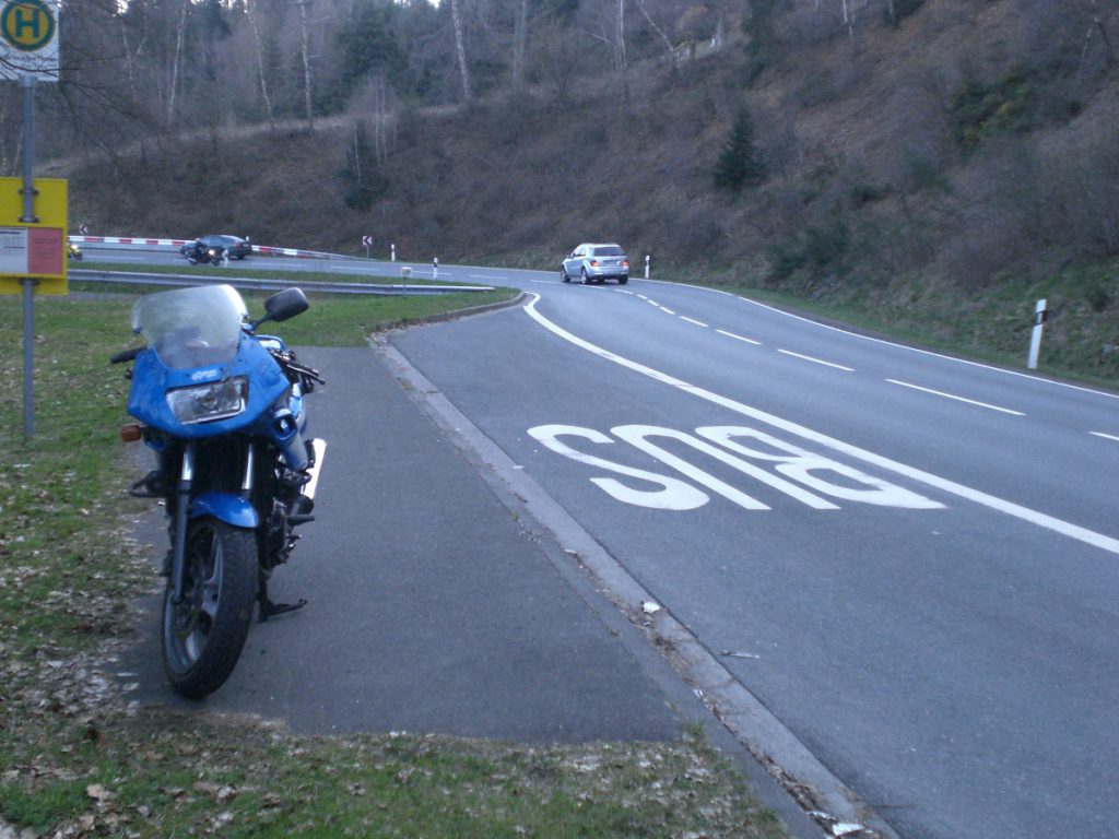 Crash-Bike am Strassenrand