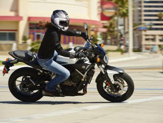 Arai Chaser-X Integralhelm auf dem Motorrad