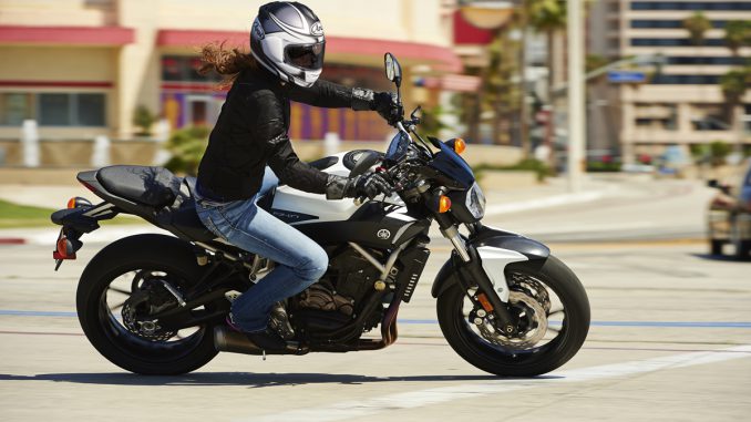 Arai Chaser-X Integralhelm auf dem Motorrad