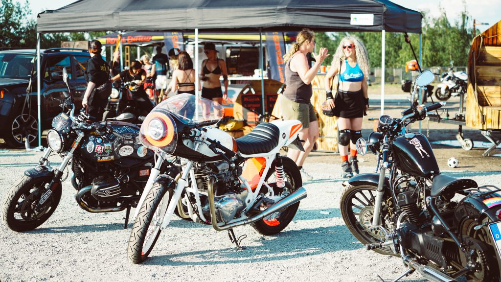 Motorrad-Festival nur für Frauen bringt die „Stadt aus Eisen“ an diesem Juli-Wochenende zum beben. Ein Besuch beim Pretrolettes Festival im Ferropolis.