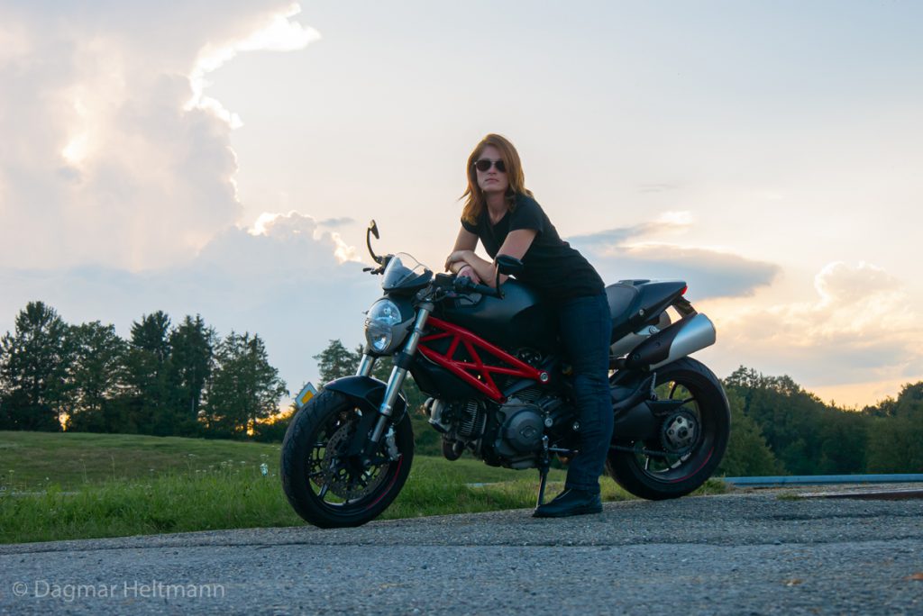 Frau mit motorrad