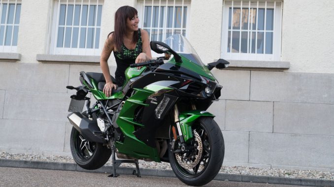 Mellie und ihr aktuelles Traumbike. Die Kawasaki Ninja H2 SX.