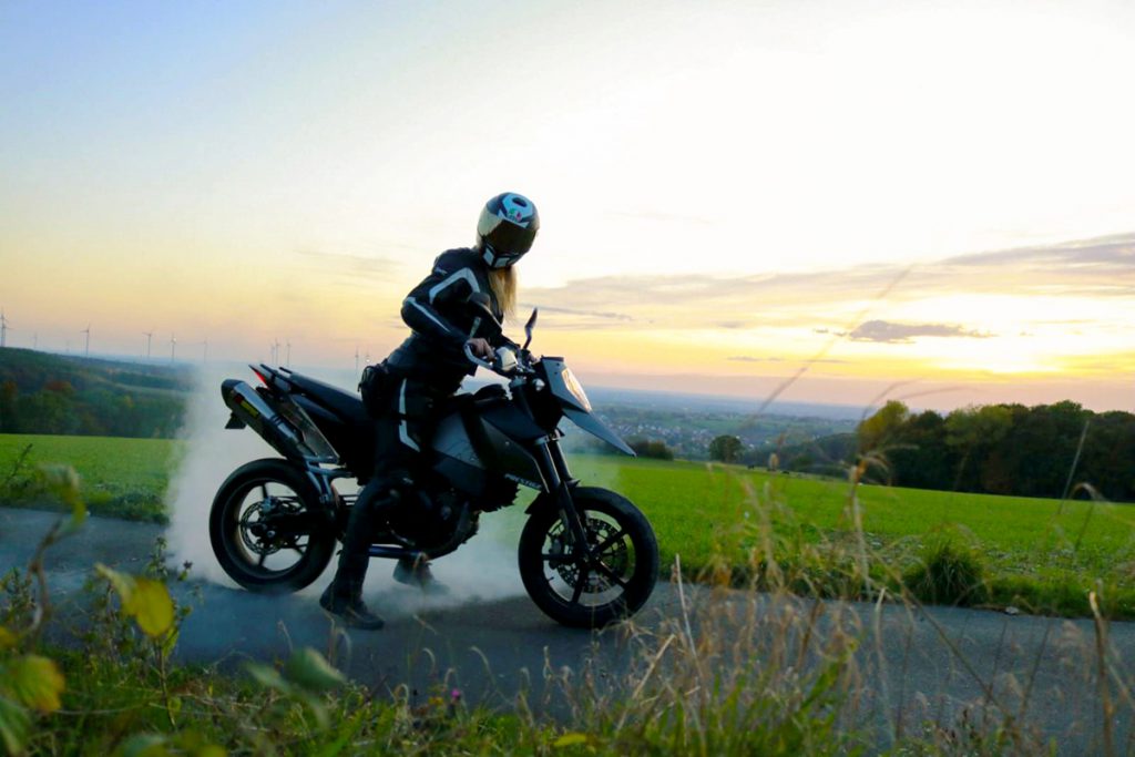 Motorradfahren Burn-Out mit der KTM im Sonnenuntergang.