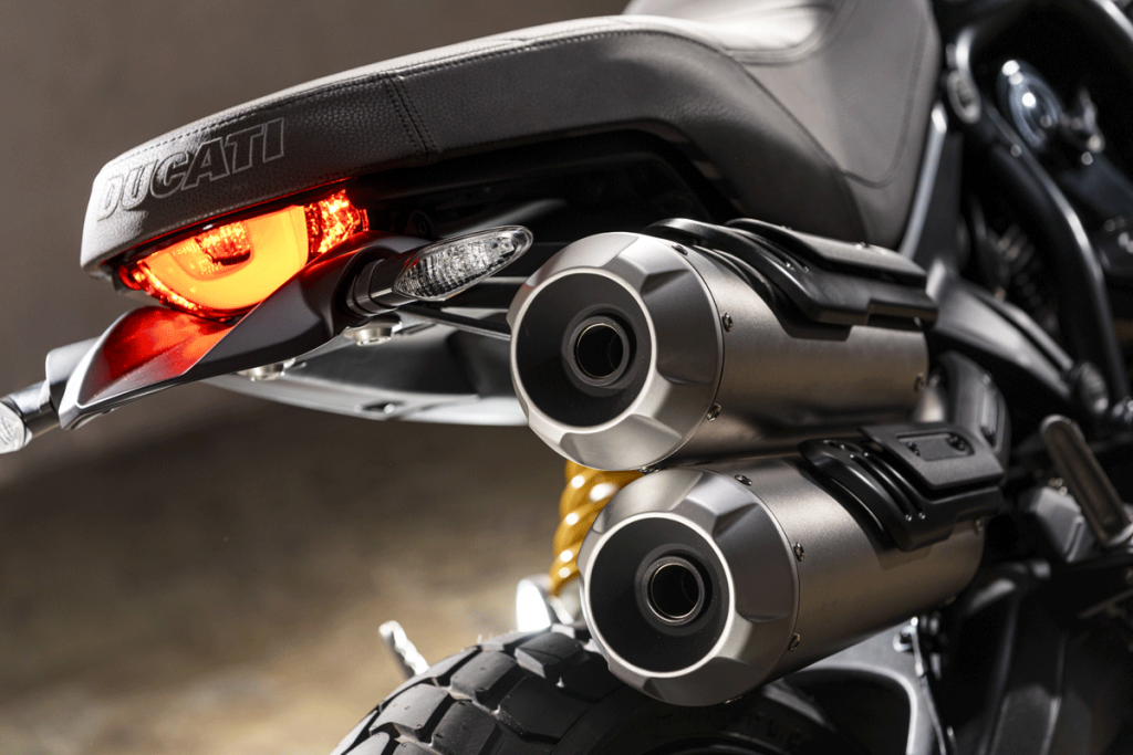 Auspuff und Sattel der Ducati Scrambler 1100 Pro