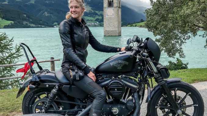 Motorradtour durch die Alpen mit Fotostop am Reschensee