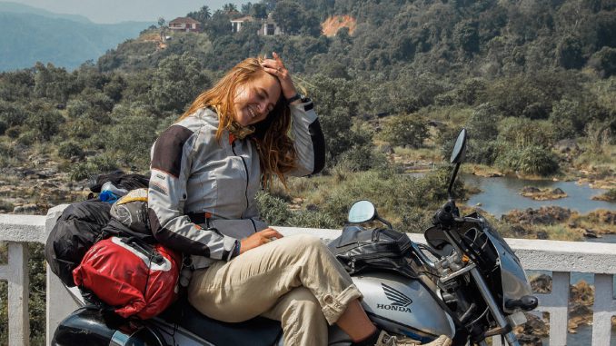 Auf Motorradtour durch asien auf einer Honda