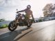 Indian 2020 FTR Carbon mit lässiger Motorradfahrerin