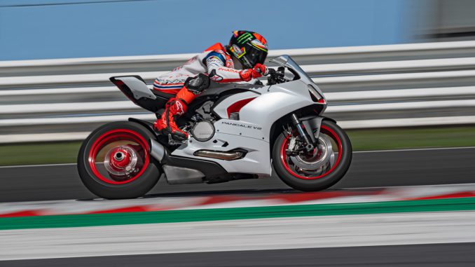Ducati Panigale V2 White Rosso fliegt auf der Rennstrecke vorbei