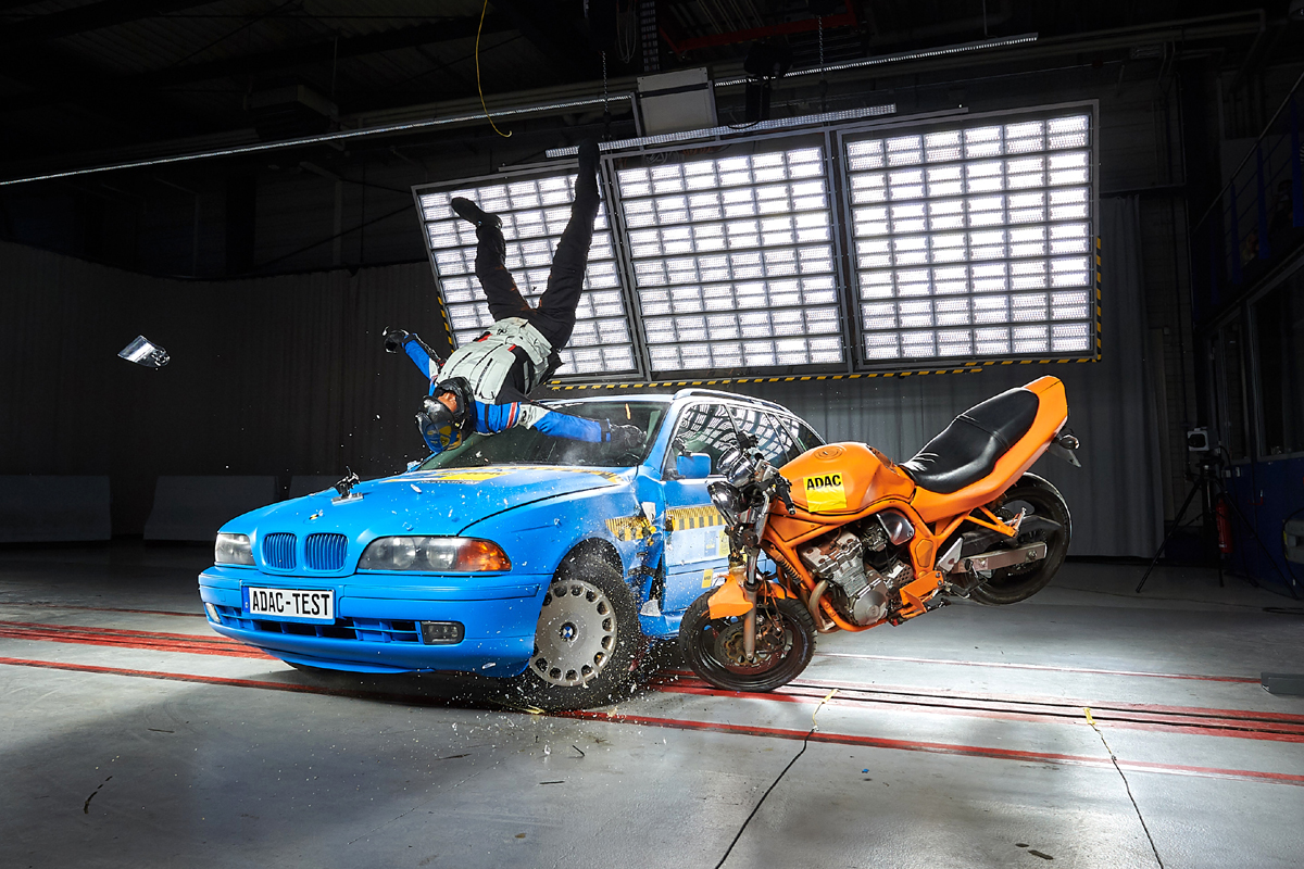 Airbag-Westen und Jacken für Motorradfahrer im ADAC Test