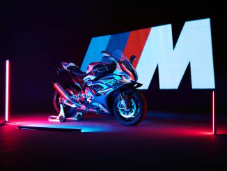 BMW M1000RR vor dem M Motorsport Logo