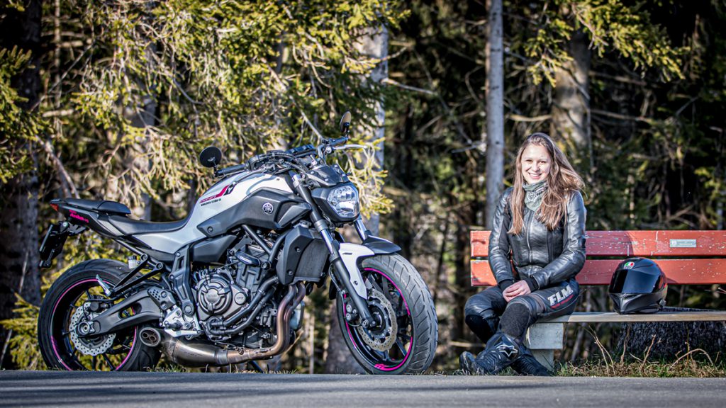 Mira auf Bank an Yamaha-MT-07. Ein Frauen Motorrad? SHE is a RIDER