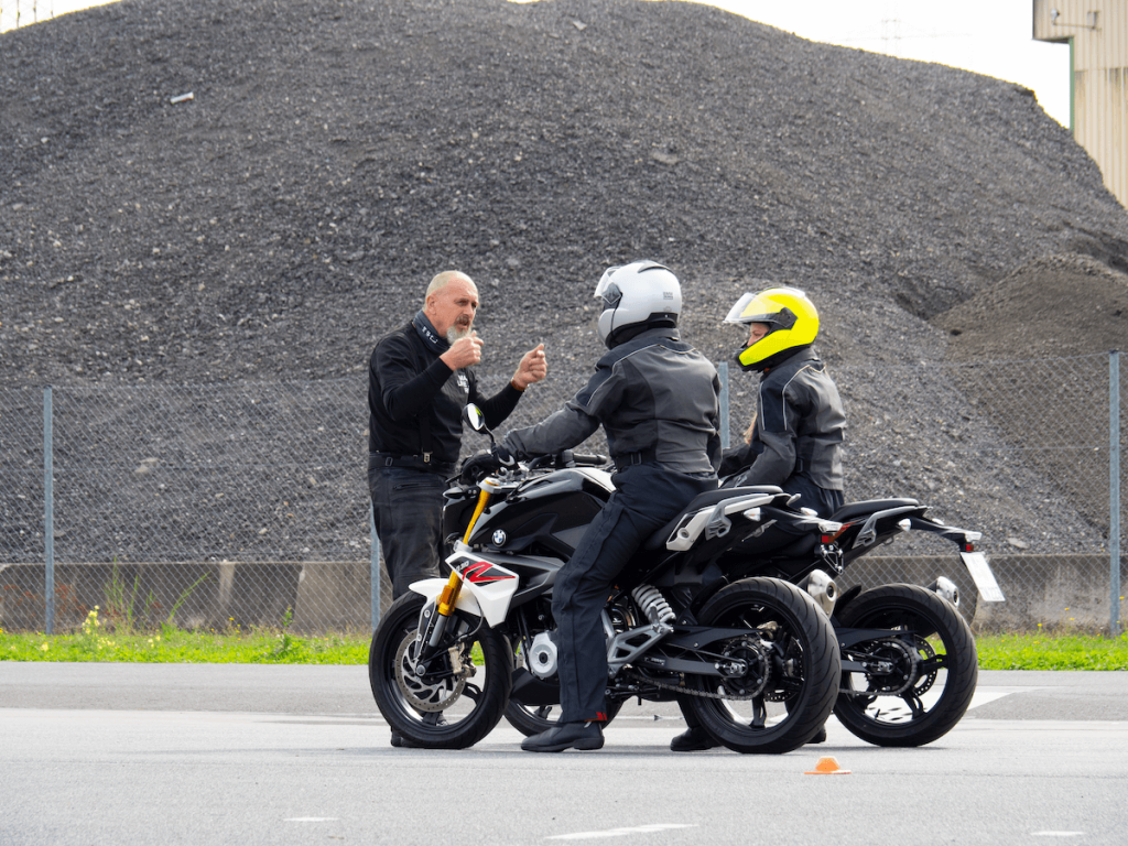 Zwei Generationen liebäugeln mit dem Motorradfahren. Keine der Frauen hat es bisher ausprobiert. Beim BMW Ride First Training testen wir es.