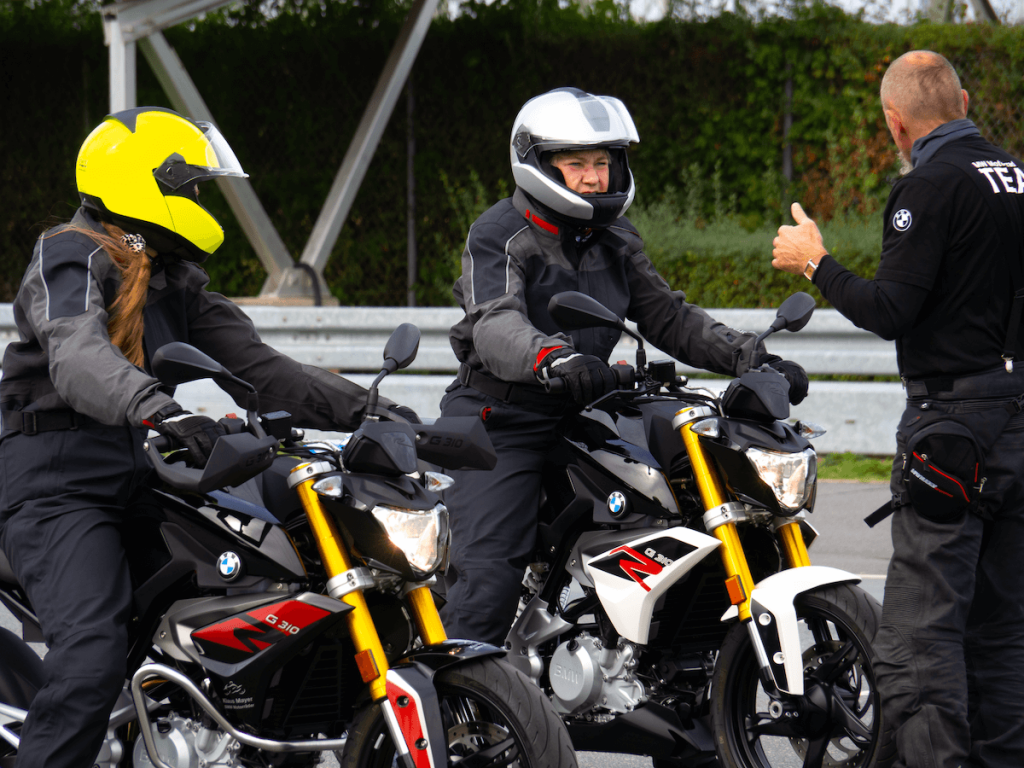 Zwei Generationen liebäugeln mit dem Motorradfahren. Keine der Frauen hat es bisher ausprobiert. Beim BMW Ride First Training testen wir es.