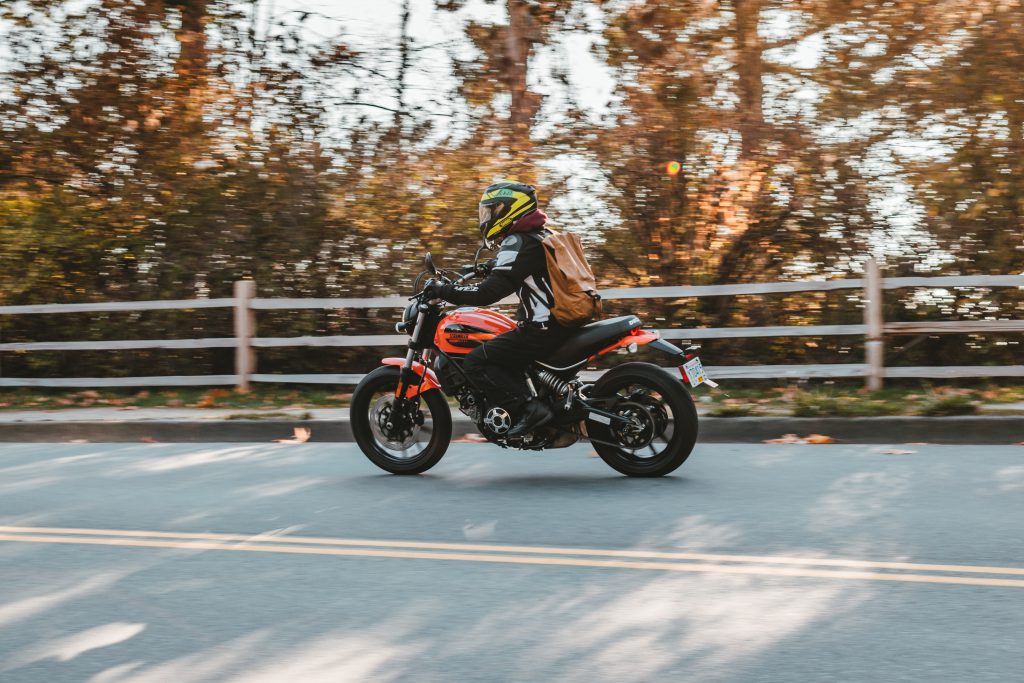 Motorradfahren im Herbst birgt Risikien, schnell falsch einschätzen. Tipps vom Profi für Vorsorge und sicheres Motorradfahren im Herbst.