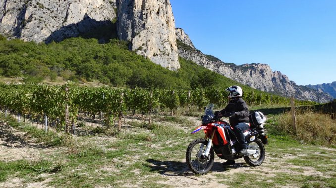 Kurvenreiche Routen, verträumte Landschaften und kulinarische Highlights. Auf Motorradtour Südfrankreich gibt es viel zu entdecken.