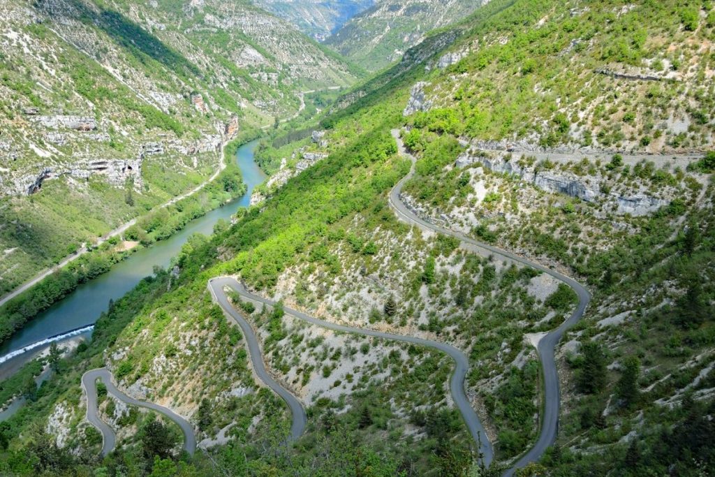 Kurvenreiche Routen, verträumte Landschaften und kulinarische Highlights. Auf Motorradtour Südfrankreich gibt es viel zu entdecken.