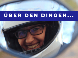 Motorradkolumne Spiegelblick auf SHE is a RIDER