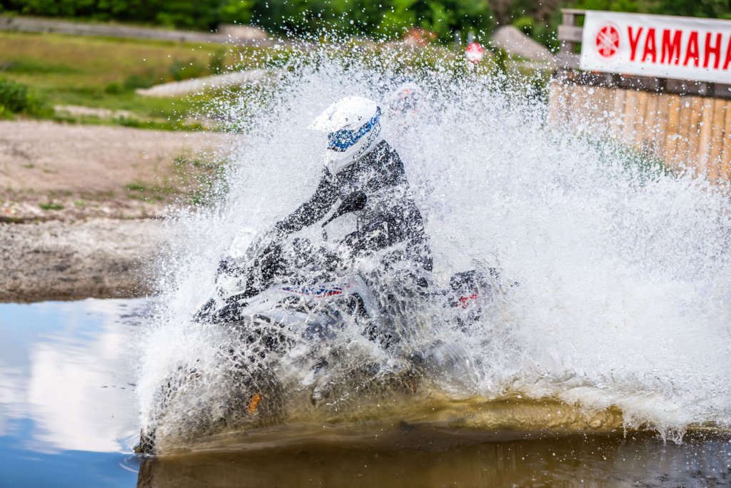 Motorradjacke auf BMW GS im Wassergraben