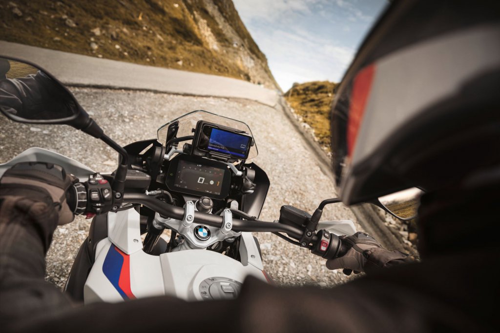 Navigationsapp Connected Ride von BMW Motorrad im Einsatz mit dem Cradle