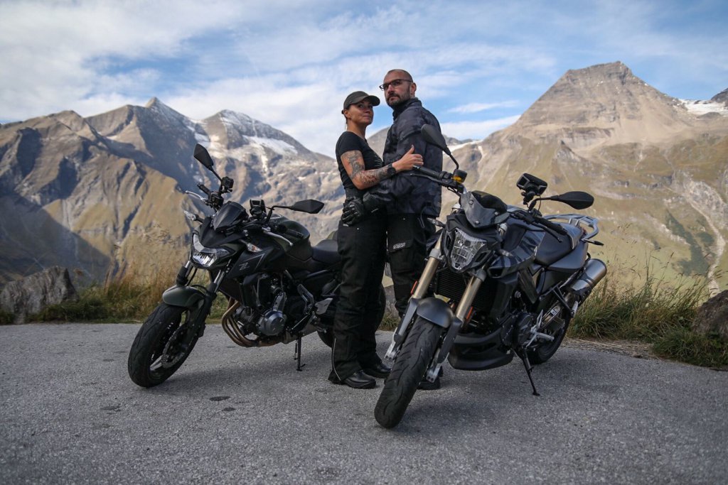 Jean mit Mann. Gemeinsam auf Motorradtour.