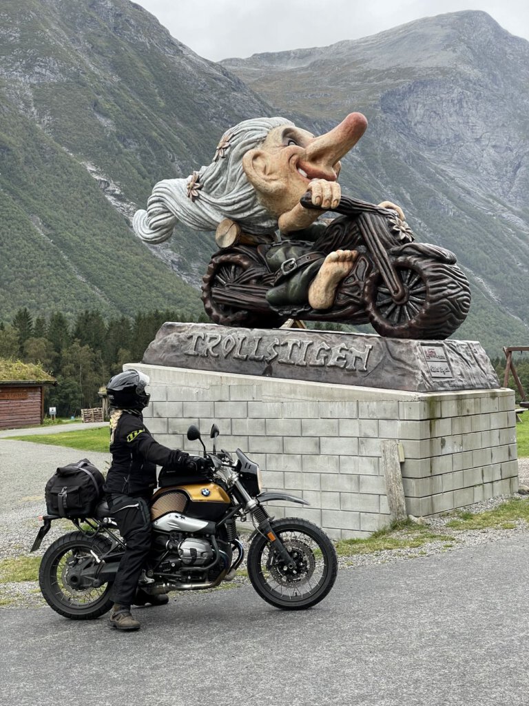 Trollstigen Troll auf Motorrad