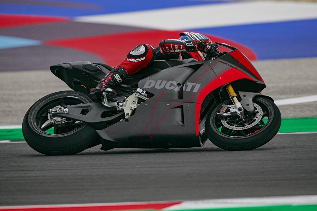 Ducati testet für die Entwicklung eienes Straßen-E-Motorrads