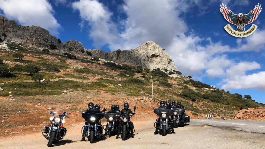 Begeisterte Motorradfahrerinnen in Andalusien