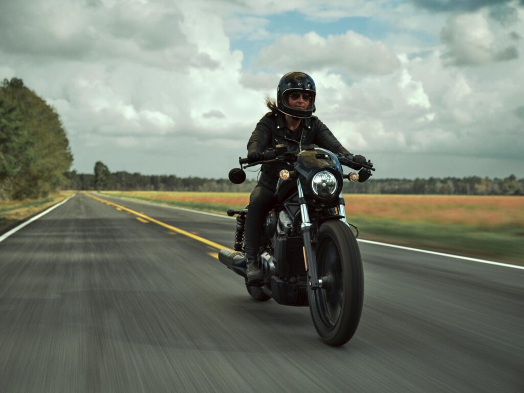 Harley Davidson Nightster auf der Landstraße