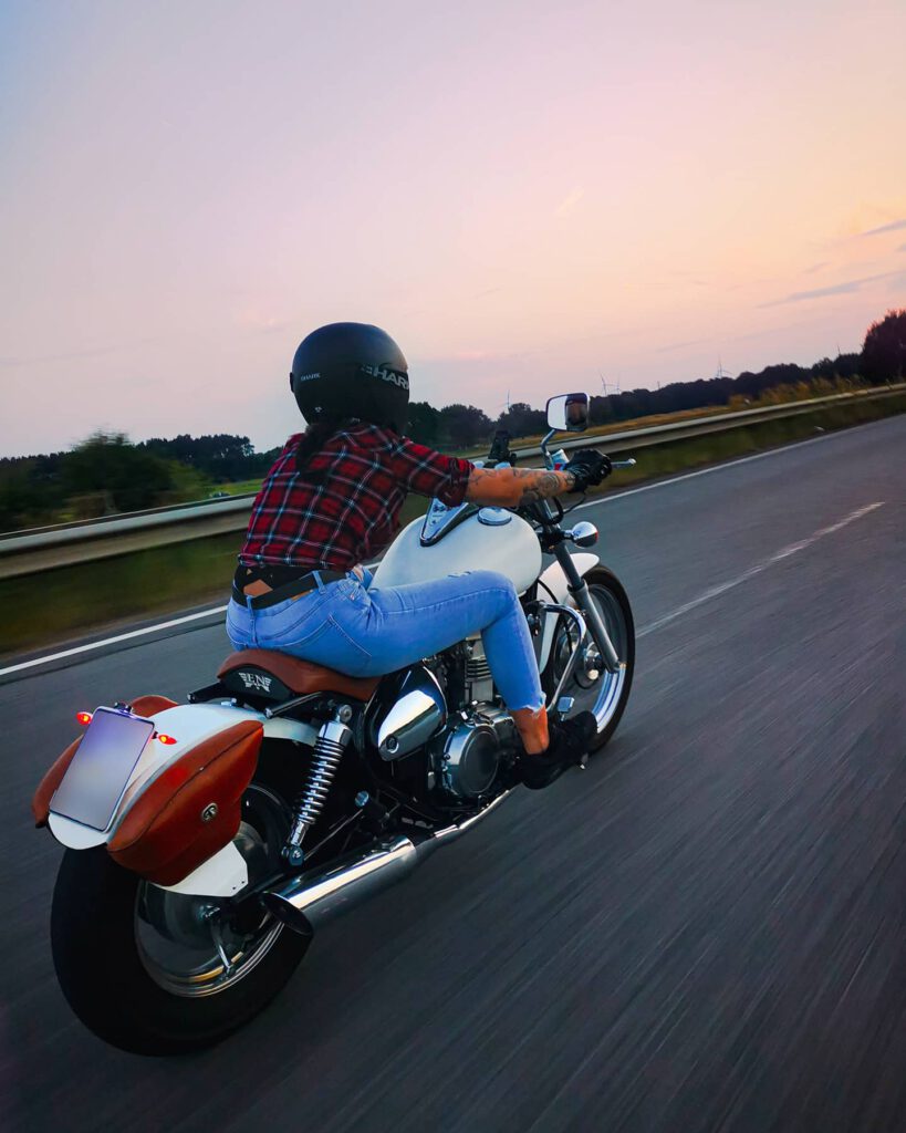 Motorradfahren  in den Sonnenuntergang.