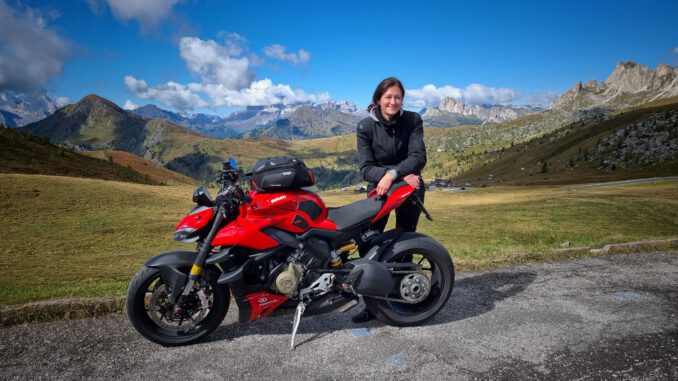 Nic mit Ducati Streetfighter - SHE is a RIDER