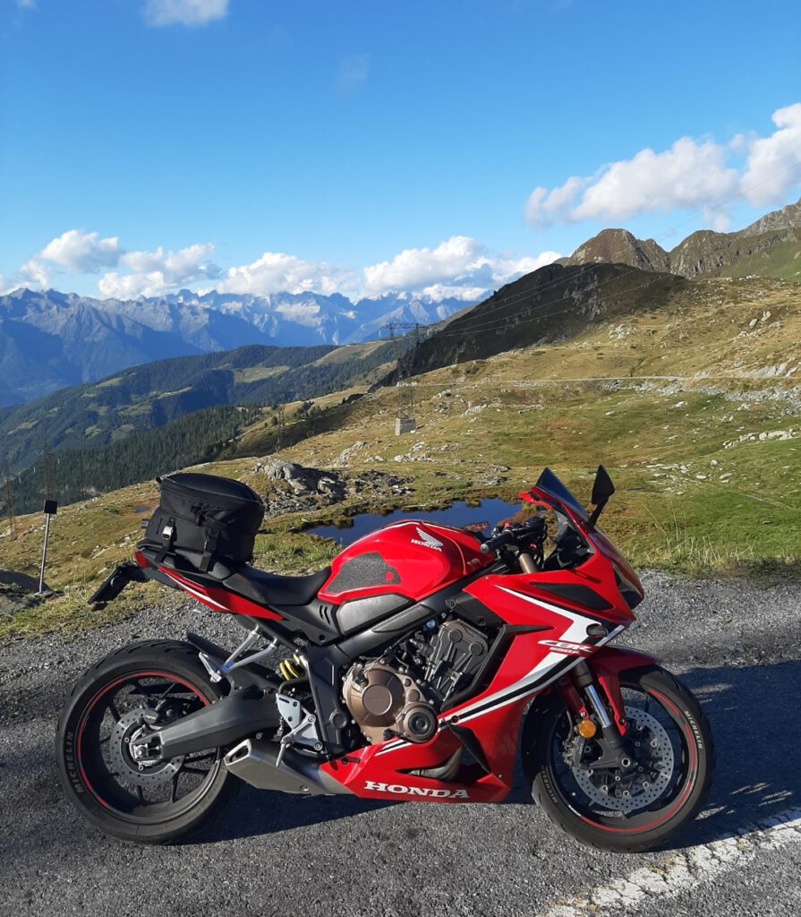 Honda CBR 650R mit Bergpanorama in der Schweiz
