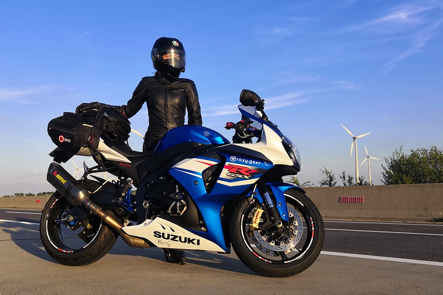 Suzuki Roxy Roxy fährt Supersportler und genießt das Gefühl von Freiheit