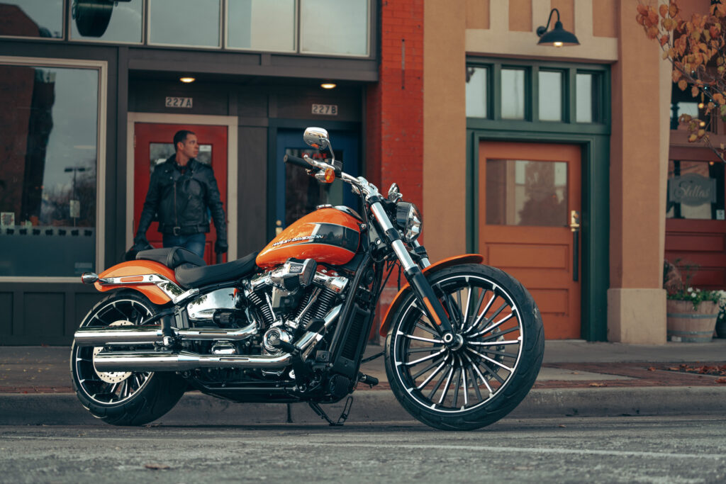 Für 2023 kommt die Harley Davidson Breakout mit mehr Kraft und mehr Chrom daher.
