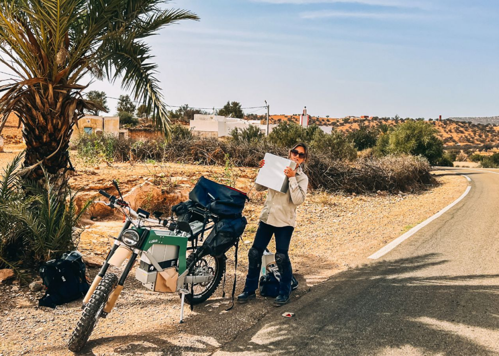 Batteriewechsel am Straßenrand in marokko.