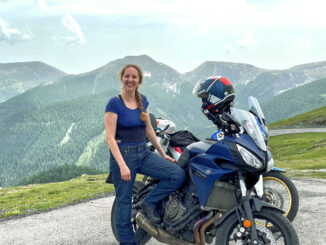 Das ist Marilen und sie ist mit ihrem Motorrad on the road - SHE is a RIDER