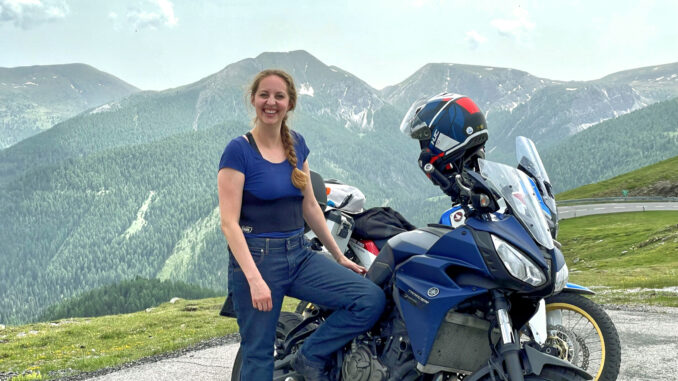 Das ist Marilen und sie ist mit ihrem Motorrad on the road - SHE is a RIDER