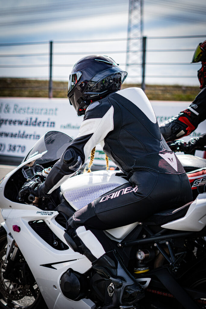 Die Rennstrecke macht aus Carina vielleicht eine bessere Motorradfahrerin - Aber auf jeden Fall  macht die Rennstrecke sehr viel Spaß!