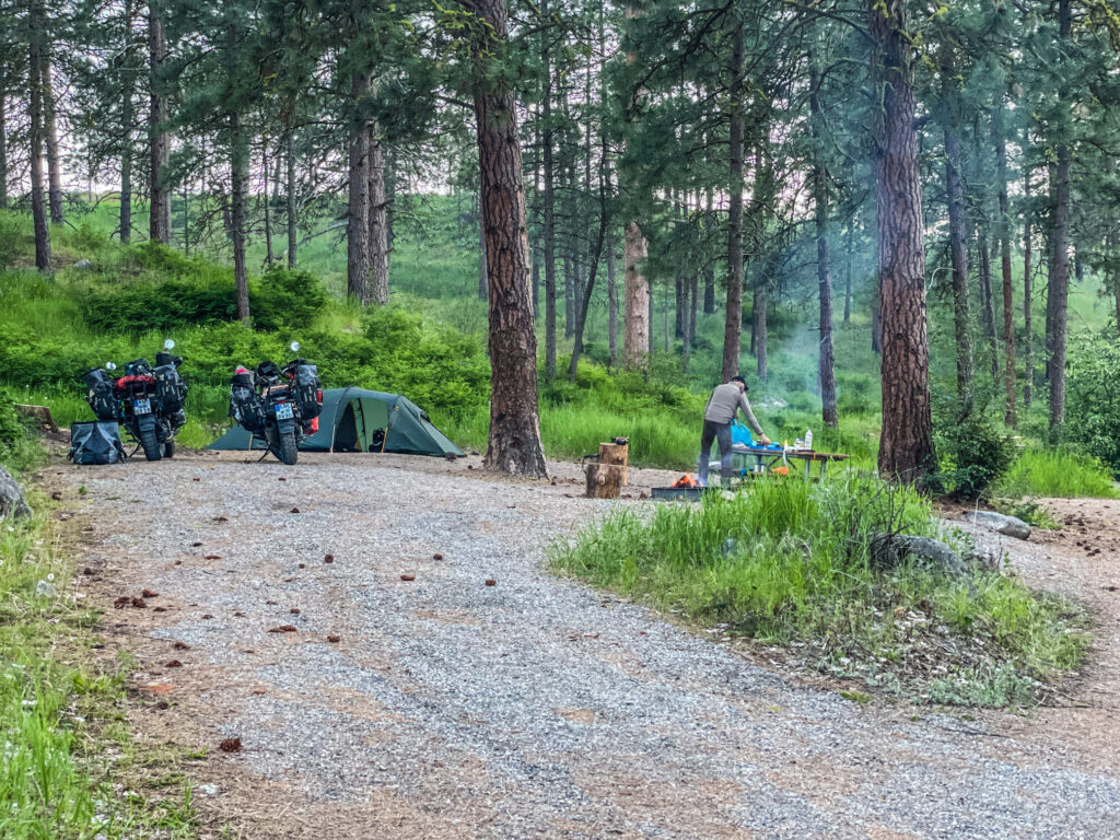 Outdoor Camping in den USA. Zelt ist aufgebaut