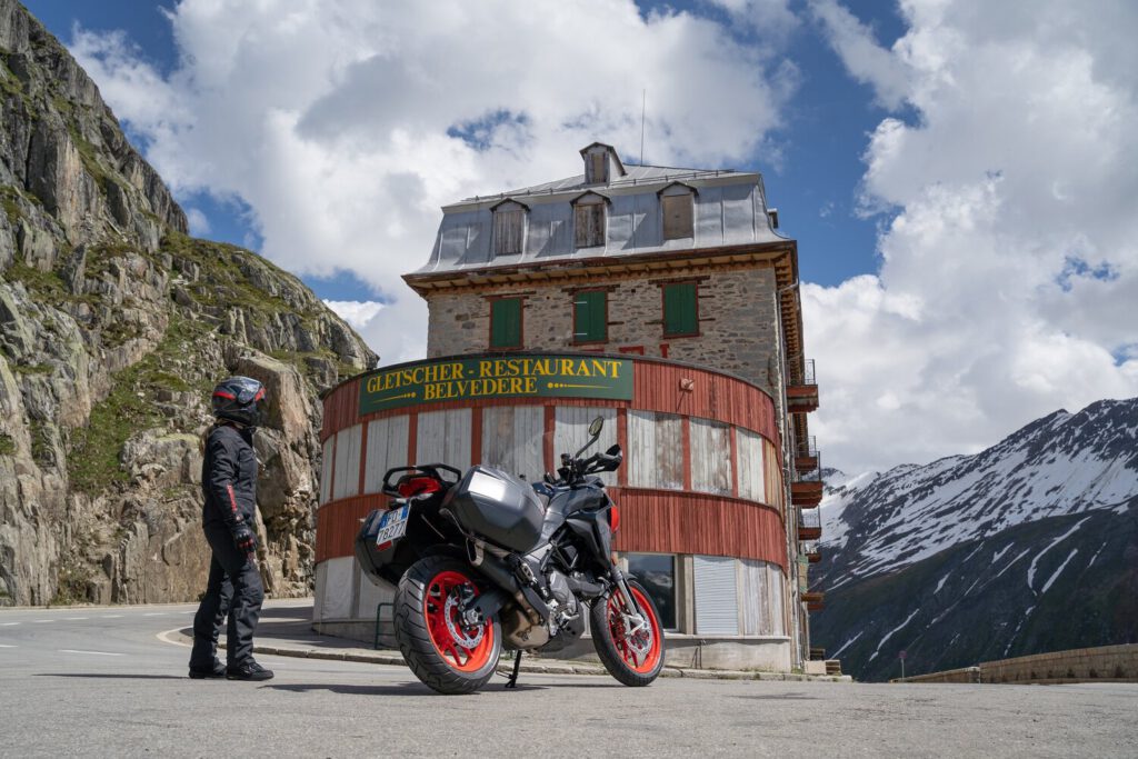Ducati Multistrada V2 S vor dem berühmten Gletscherhotel Belvedere in der Schweiz.