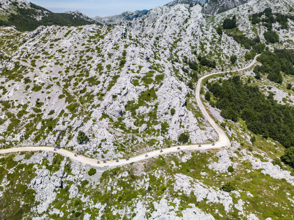 Offroad fahren mit Deinem eigenen Adventure-Motorrad. In Kroatien auf dem ACT mit viel Landschaft verbunden.