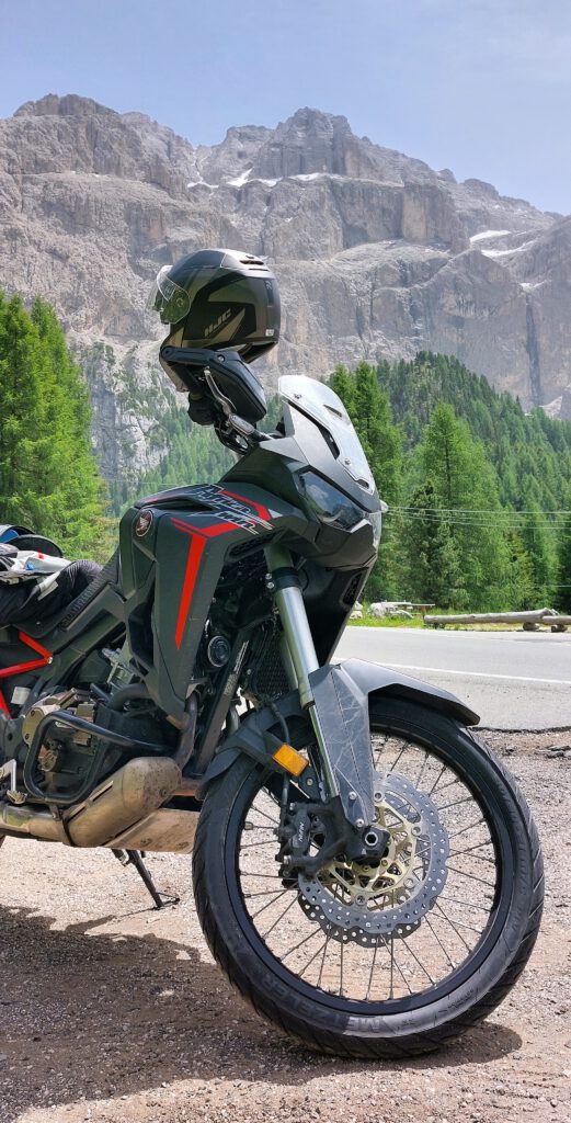 Pause in den Alpen mit Bergpanorama an Africa Twin