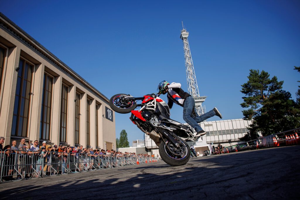 Soviel Motoradaction gabs im Sommergarten der Messe Berlin auf den BMW Motorrad Days 2023