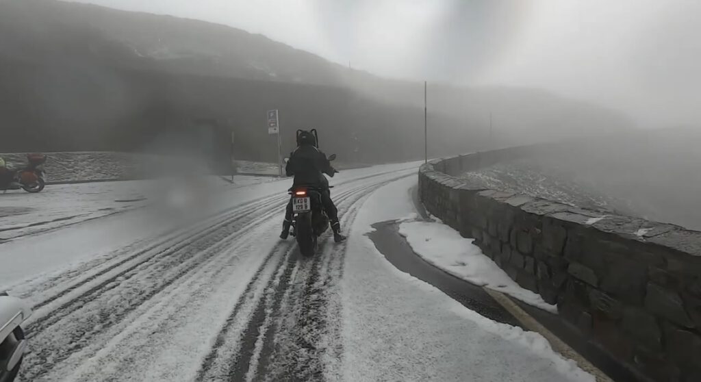Hagelschauer am Timmelsjoch. Motorradfahren bei Wind und Wetter