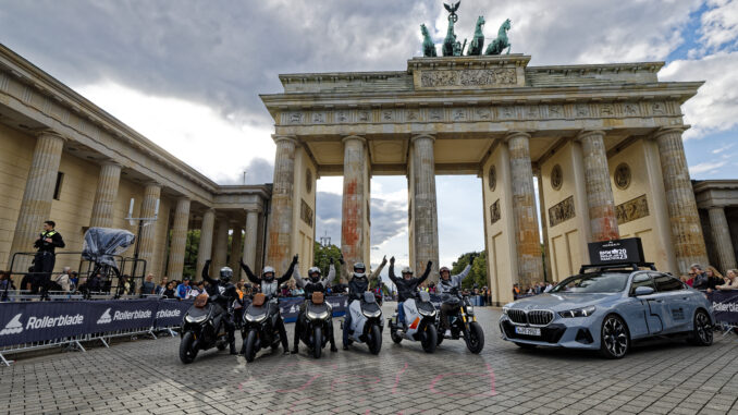 Mit dem BMW CE 04 vorm Brandenburger Tor