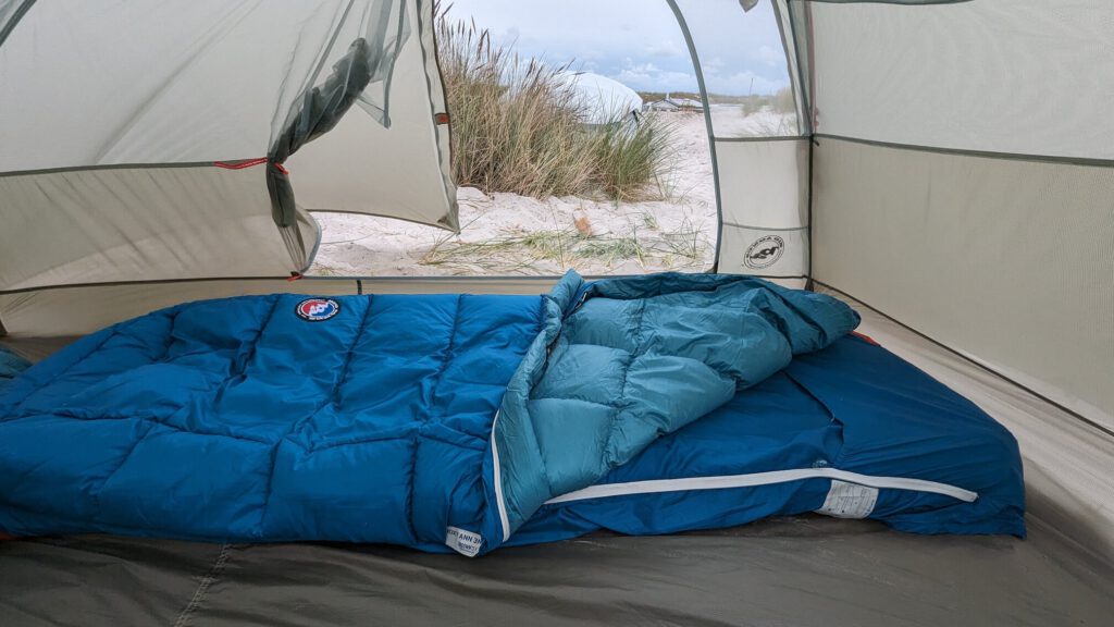 Luftmatratze und Schlafsack im Zelt von BigAgnes. Campingurlaub mit Motorrad